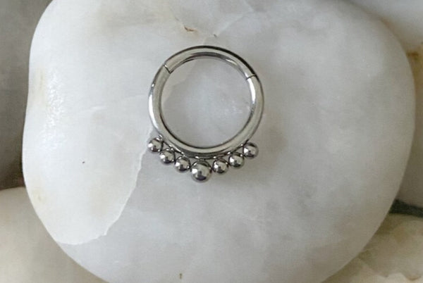 BEADED(7) HINGE SEG RING 16g Titanium